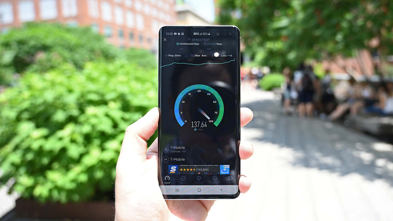 When I walked down the Highline, data speeds ranged between 30Mbps to over 300Mbps depending on the specific location, elevation, and the arrangement of surrounding buildings.